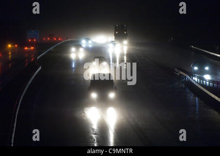 Rush Hour Autofahrer fahren durch Graupel auf der M4 in der Nähe von Cardiff, Südwales. Stockfoto