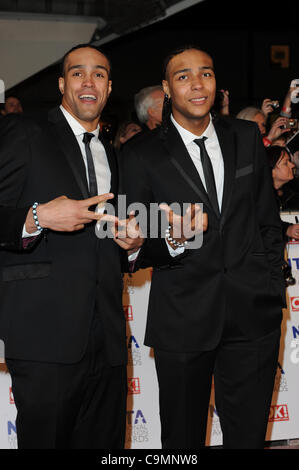 ASHLEY BANJO & JORDAN BANJO 2012 NATIONAL TELEVISION AWARDS O2 ARENA LONDON ENGLAND 25 Januar 2012 Stockfoto