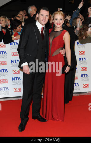 DANNY MILLER & KIRSTY LEIGH PORTER 2012 NATIONAL TELEVISION AWARDS O2 ARENA LONDON ENGLAND 25 Januar 2012 Stockfoto