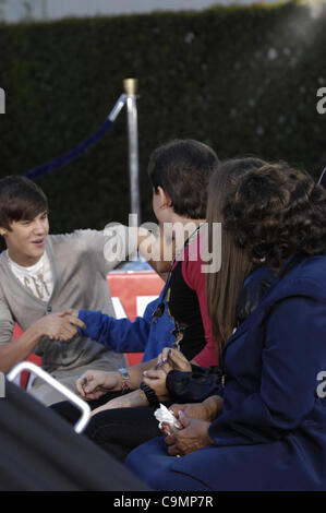 26. Januar 2012 - statt Hollywood, Kalifornien, USA - Justin Bieber, Blanket Jackson, Prince Jackson, Paris Jackson und Katherine Jackson während einer Zeremonie zu Ehren des verstorbenen Michael Jackson mit Hand- und Fußabdrücke in Zement, im Grauman Chinese Theatre, am 26. Januar 2012, in Los Angeles. (Kredit Ima Stockfoto