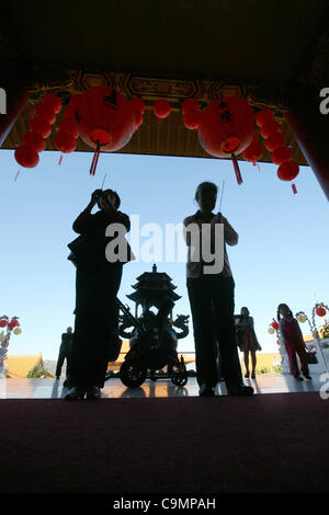 26. Januar 2012 - Los Angeles, Kalifornien, USA - Menschen feiern das chinesische Neujahrsfest an der Hsi Lai-Tempel, einer der größten buddhistischen Klöster in den USA, in Hacienda Heights. (Kredit-Bild: © Ringo Chiu/ZUMAPRESS.com) Stockfoto