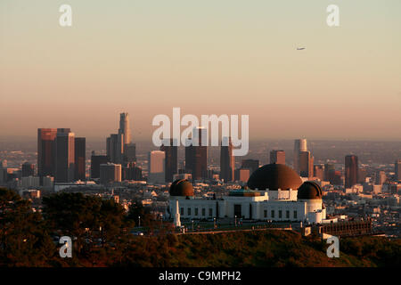 26. Januar 2012 - Los Angeles, Kalifornien, USA - eine Ansicht von Griffith Observatory und der Innenstadt von Los Angeles, Kalifornien Donnerstag, 26. Januar 2012. (Kredit-Bild: © Ringo Chiu/ZUMAPRESS.com) Stockfoto