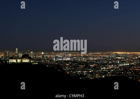 26. Januar 2012 - Los Angeles, Kalifornien, USA - eine Ansicht von Griffith Observatory und der Innenstadt von Los Angeles, Kalifornien Donnerstag, 26. Januar 2012. (Kredit-Bild: © Ringo Chiu/ZUMAPRESS.com) Stockfoto