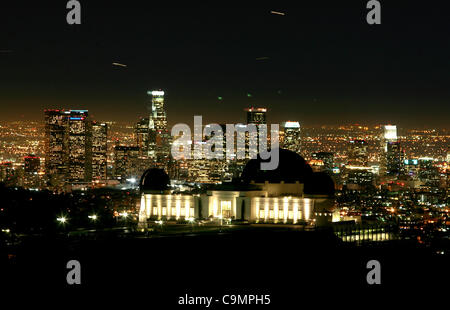 26. Januar 2012 - Los Angeles, Kalifornien, USA - eine Ansicht von Griffith Observatory und der Innenstadt von Los Angeles, Kalifornien Donnerstag, 26. Januar 2012. (Kredit-Bild: © Ringo Chiu/ZUMAPRESS.com) Stockfoto