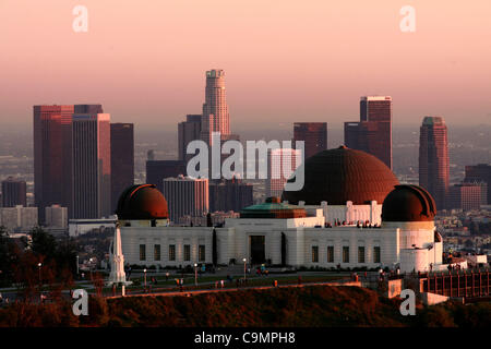 26. Januar 2012 - Los Angeles, Kalifornien, USA - eine Ansicht von Griffith Observatory und der Innenstadt von Los Angeles, Kalifornien Donnerstag, 26. Januar 2012. (Kredit-Bild: © Ringo Chiu/ZUMAPRESS.com) Stockfoto