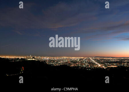 26. Januar 2012 - Los Angeles, Kalifornien, USA - eine Ansicht von Los Angeles nach Sonnenuntergang im Griffith Park in Los Angeles, Kalifornien Donnerstag, 26. Januar 2012. (Kredit-Bild: © Ringo Chiu/ZUMAPRESS.com) Stockfoto