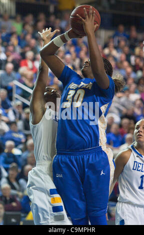 26. Januar 2012 - Newark, Delaware, Vereinigte Staaten von Amerika - 26.01.12 Newark DE: Hofstra Junior nach vorn Shante Evans #30 versucht eine mid-Range erschossen in einem Basketballspiel der Colonial Athletic Association gegen Delaware Donnerstag, 26. Januar 2012 an der Bob Carpenter Center in Newark Delaware... All-Uhr Stockfoto