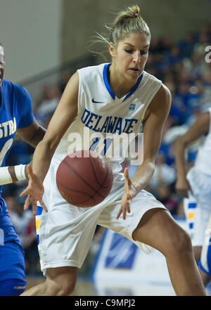 26. Januar 2012 - Newark, Delaware, Vereinigte Staaten von Amerika - 26.01.12 Newark DE: Delaware Junior nach vorne #11 Elena Delle Donne erhält einen Abpraller den Reifen bei einem NCAA Frauen College Basketball-Spiel gegen Hofstra Donnerstag, 26. Januar 2012 an der Bob Carpenter Center in Newark Delaware... All-Amer Stockfoto