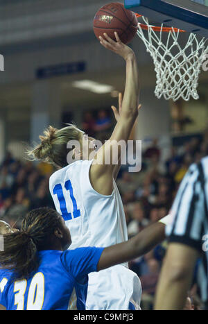 26. Januar 2012 - Newark, Delaware, Vereinigte Staaten von Amerika - 26.01.12 Newark DE: Delaware Junior nach vorne #11 Elena Delle Donne versucht ein Laie sich in der Nähe von den Reifen bei einem NCAA Frauen College Basketball-Spiel gegen Hofstra Donnerstag, 26. Januar 2012 an der Bob Carpenter Center in Newark Delaware... Alle Stockfoto