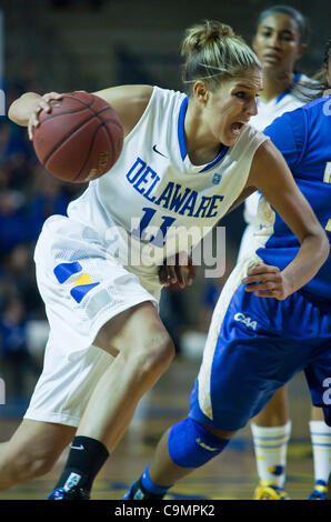 26. Januar 2012 - Newark, Delaware, Vereinigte Staaten von Amerika - 26.01.12 Newark DE: Delaware Junior nach vorne #11 Elena Delle Donne versucht, auf den Reifen zu fahren, während ein NCAA Frauen College Basketball-Spiel gegen Hofstra Donnerstag, 26. Januar 2012 an der Bob Carpenter Center in Newark Delaware... All-Uhr Stockfoto