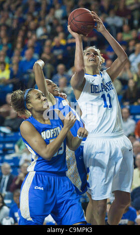 26. Januar 2012 - Newark, Delaware, Vereinigte Staaten von Amerika - 26.01.12 Newark DE: Delaware Junior nach vorne #11 Elena Delle Donne fährt auf den Reifen bei einem NCAA Frauen College Basketball-Spiel gegen Hofstra Donnerstag, 26. Januar 2012 an der Bob Carpenter Center in Newark Delaware... All-American-Elen Stockfoto