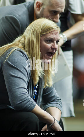 26. Januar 2012 - Newark, Delaware, Vereinigte Staaten von Amerika - 26.01.12 Newark DE: Hofstra Damen Cheftrainer Krista Kilburn-Steveskey in der Huddle während einer Auszeit geben ihren Spielern Anweisungen bei einer Colonial Athletic Association Basketball-Spiel gegen Delaware Donnerstag, 26. Januar 2012 an der Stockfoto