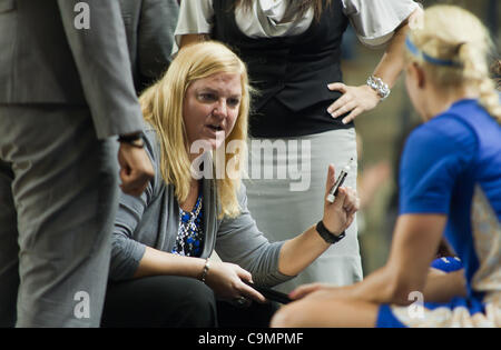 26. Januar 2012 - Newark, Delaware, Vereinigte Staaten von Amerika - 26.01.12 Newark DE: Hofstra Damen Cheftrainer Krista Kilburn-Steveskey in der Huddle während einer Auszeit geben ihren Spielern Anweisungen bei einer Colonial Athletic Association Basketball-Spiel gegen Delaware Donnerstag, 26. Januar 2012 an der Stockfoto