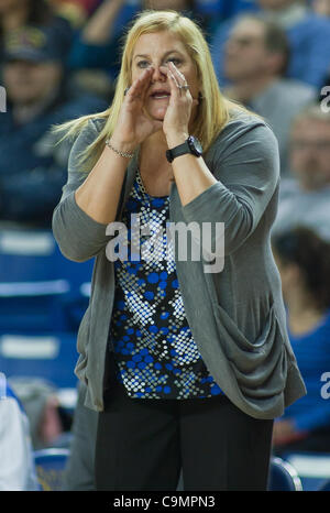 26. Januar 2012 - Newark, Delaware, Vereinigte Staaten von Amerika - 26.01.12 Newark DE: Hofstra Damen Cheftrainer Krista Kilburn-Steveskey schreit Anweisungen von den Seitenlinien während einem Colonial Athletic Association Basketball-Spiel gegen Delaware Donnerstag, 26. Januar 2012 an der Bob Carpenter Center in New Stockfoto