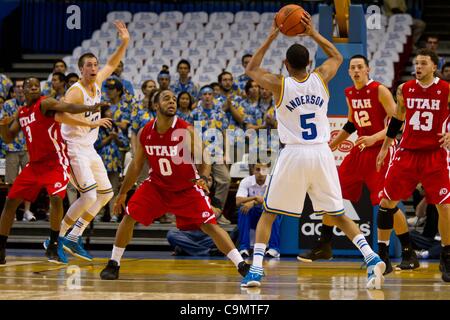 26. Januar 2012 - Los Angeles, Kalifornien, US - UCLA Bruins Jerime Anderson (5) versucht, den Pass zu David Wear (12) einzurichten, aber Chris Hines (0) und die Utah Utes haben ihre Verteidigung eingestellt.  Die UCLA Bruins führen die Utah Utes 36-21 bei der Hälfte. (Bild Kredit: Josh Chapel/Southcreek/ZUMAPRESS.com ©) Stockfoto