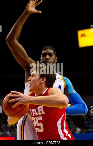 26. Januar 2012 - Los Angeles, Kalifornien, USA - UCLA Bruins Anthony Stover (0) überragt Utah Utes Blake Wilkinson (25).  Die UCLA Bruins führen die Utah Utes 36-21 bei der Hälfte. (Bild Kredit: Josh Chapel/Southcreek/ZUMAPRESS.com ©) Stockfoto