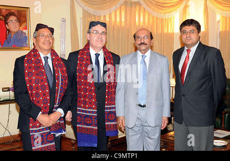 Sindh Hauptminister, Syed Qaim Ali Shah in Gruppenfoto mit Frankreich Botschafter, Philipe Thiebaud und andere Tagung im CM-Haus in Karachi auf Freitag, 27. Januar 2012. Stockfoto