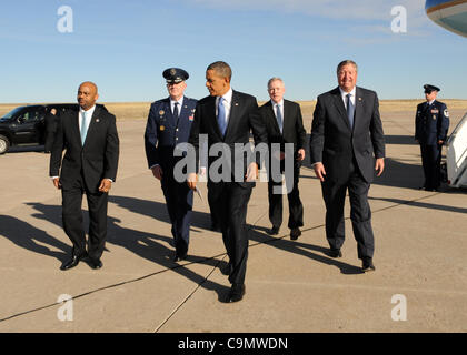 Präsident Barack Obama mit Denver Bürgermeister Michael Hancock (L), Oberst Daniel A. Dant, 460. Space Wing Commander, Secretary Of The Navy Ray Mabus, (C) und Sekretär des Air Force Michael Donley, wie kommt er auf Buckley Air Force Base 26. Januar 2012 in Aurora, Colorado. Stockfoto