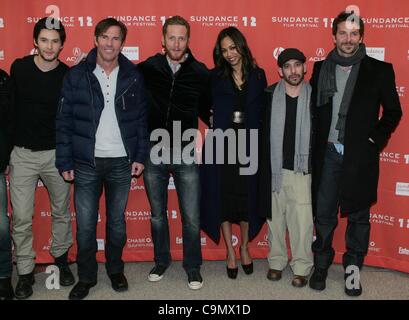 Ben Barnes, Dennis Quaid, Brian Klugman, Zoe Saldana, Lee Sternthal, Bradley Cooper im Ankunftsbereich für THE WORDS Premiere 2012 Sundance Film Festival, Eccles Theatre, Park City, UT 27. Januar 2012. Foto von: James Atoa/Everett Collection Stockfoto