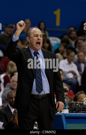 26. Januar 2012 - schreit Los Angeles, Kalifornien, USA - UCLA Bruins UCLA Cheftrainer, wie Ben Howland geht an die Schiedsrichter.  Die UCLA Bruins besiegen die Utah Utes 76-49 in der Sports Arena in Los Angeles. (Bild Kredit: Josh Chapel/Southcreek/ZUMAPRESS.com ©) Stockfoto