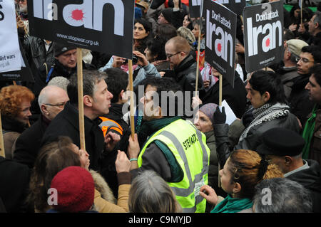 London, UK. 28.01.12. Ein Anti-Khomeini-Aktivist wird von Frieden Aktivisten herausgefordert, während Hunderte der Kriegskoalition Demonstranten außerhalb der US-Botschaft in London zu stoppen. Stockfoto