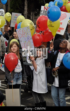 28.01.2012 Haringey, London UK. Junge Studenten protestieren gegen Pläne, Abfahrten Grundschule Tottenham in einem gesponserten Akademie wenden. Stockfoto