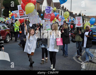 28.01.2012 Haringey, London UK. Junge Studenten den Weg als Eltern und Lehrer protestieren gegen Pläne, Abfahrten Grundschule Tottenham in einem gesponserten Akademie wenden. Stockfoto