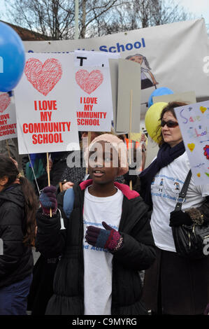 28.01.2012 Haringey, London UK. Ein junger Student protestiert gegen Pläne, Abfahrten Grundschule Tottenham in einem gesponserten Akademie zu machen. Stockfoto