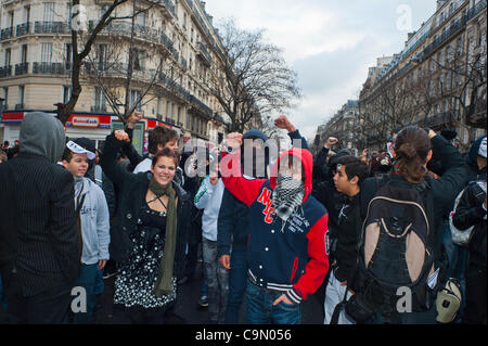 Viele französische Teenager, anonym, Proteste, Demonstrationen, gegen das Internet Anti-Piraterie Gesetz, ACTA (Anti-Counterfeiting Trade Agreement), ein Gesetz, das die Freiheit des Internets bedroht, Paris, Frankreich, Jugend, die Fäuste in der Luft hält, große Gruppe [Teenager] politische Wut Stockfoto