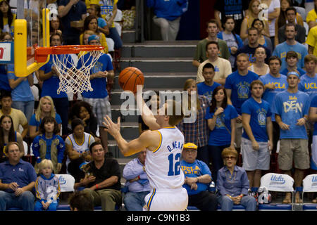 28. Januar 2012 - Los Angeles, Kalifornien, nimmt US - UCLA Bruins David Wear (12) den Ball auf den Reifen.  Die UCLA Bruins besiegen Colorado Büffel 77-60 in der Sports Arena in Los Angeles. (Bild Kredit: Josh Chapel/Southcreek/ZUMAPRESS.com ©) Stockfoto