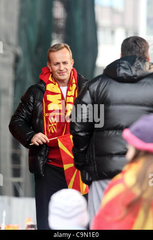 SKOPJE, MAZEDONIEN 28.01.2012. Zvonko Sundovski, Trainer der mazedonischen Nationalmannschaft Handball. Die mazedonische Handball Darstellung kehrt in Mazedonien nach dem Erreichen der 5. Platz in der Herren EHF EURO 2012 Meisterschaft in Serbien. Das Team wird von Tausenden von Menschen am Hauptplatz begrüßt. Stockfoto