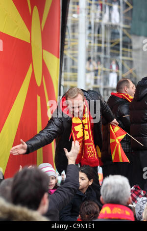 SKOPJE, MAZEDONIEN 28.01.2012. Zvonko Sundovski, Trainer der mazedonischen Nationalmannschaft Handball. Die mazedonische Handball Darstellung kehrt in Mazedonien nach dem Erreichen der 5. Platz in der Herren EHF EURO 2012 Meisterschaft in Serbien. Das Team wird von Tausenden von Menschen am Hauptplatz begrüßt. Stockfoto