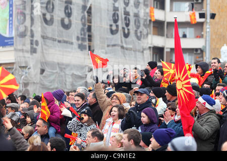 SKOPJE, MAZEDONIEN 28.01.2012. Menschenmenge auf dem Platz in Skopje, Mazedonien. Die mazedonische Handball Darstellung kehrt in Mazedonien nach dem Erreichen der 5. Platz in der Herren EHF EURO 2012 Meisterschaft in Serbien. Das Team wird von Tausenden von Menschen am Hauptplatz in Skopje, Mazedonien begrüßt. Stockfoto