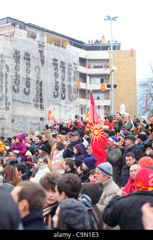 SKOPJE, MAZEDONIEN 28.01.2012. Menschenmenge auf dem Platz in Skopje, Mazedonien. Die mazedonische Handball Darstellung kehrt in Mazedonien nach dem Erreichen der 5. Platz in der Herren EHF EURO 2012 Meisterschaft in Serbien. Das Team wird von Tausenden von Menschen am Hauptplatz in Skopje, Mazedonien begrüßt. Stockfoto