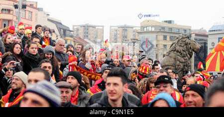 SKOPJE, MAZEDONIEN 28.01.2012. Menschenmenge auf dem Platz in Skopje, Mazedonien. Die mazedonische Handball Darstellung kehrt in Mazedonien nach dem Erreichen der 5. Platz in der Herren EHF EURO 2012 Meisterschaft in Serbien. Das Team wird von Tausenden von Menschen am Hauptplatz in Skopje, Mazedonien begrüßt. Stockfoto