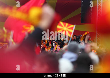 SKOPJE, MAZEDONIEN 28.01.2012. Die mazedonische Handball Darstellung kehrt in Mazedonien nach dem Erreichen der 5. Platz in der Herren EHF EURO 2012 Meisterschaft in Serbien. Das Team wird von Tausenden von Menschen am Hauptplatz in Skopje, Mazedonien begrüßt. Stockfoto