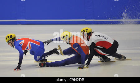 Großbritanniens Jack Whelbourne (links) zusammen mit Niels Kerstholt Niederlande (Mitte) und Bartosz Konopk aus Polen im Halbfinale für 500 Meter Shorttrack-Rennen der Eisschnelllauf Europameisterschaft in Mlada Boleslav, Tschechien, am 28. Januar 2012.  (CTK Foto/Radek Petras Stockfoto