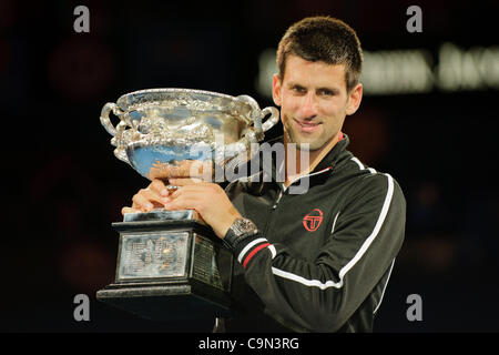 30. Januar 2012 - Spiel Melbourne, Victoria, Australien - Novak Djokovic (SRB) mit der Champions Trophy gewann das Herren Finale am 14. Tag der Australian Open 2012 im Melbourne Park. Stockfoto