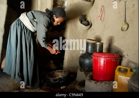 17. Januar 2012 - Farta (Woreda, South Gondar (Zone, Äthiopien - 17. Januar 2012, Buro Kantuna, Äthiopien - A TESFA Pilotprojekt Teilnehmer bereitet Tee und Brot aus der Region, Mitarbeiter von CARE Äthiopien Besuch in ihrem Haus in Buro Kantuna, Äthiopien und ICRW Injera, gefordert. Diese junge Frau beteiligte sich an der Stockfoto