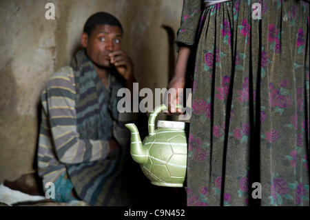 17. Januar 2012 - Farta (Woreda, South Gondar (Zone, Äthiopien - 17. Januar 2012, Buro Kantuna, Äthiopien - A TESA Pilotprojekt Teilnehmer ist Tee während ihr Mann sieht in ihrem Haus in Buro Kantuna, Äthiopien. Mit ihrem Ehemann Segen nahmen diese junge Frau an der Pilotphase des T Stockfoto