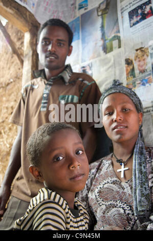 17. Januar 2012 - Farta (Woreda, South Gondar (Zone, Äthiopien - 17. Januar 2012, Buro Kantuna, Äthiopien - A TESFA Pilotprojekt Teilnehmer (rechts) und ihr Mann sitzen mit ihrem Sohn in der Werkstatt, die das Paar im Buro Kantuna, Äthiopien laufen.  Durch das Pilotprojekt TESFA stützten die ICRW th Stockfoto