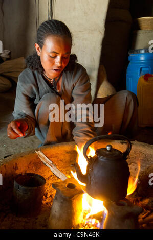 17. Januar 2012 - Farta (Woreda, South Gondar (Zone, Äthiopien - 17. Januar 2012, Buro Kantuna, Äthiopien - hier abgebildeten machen Tee im Haus ihrer Familie im Buro Kantuna, Äthiopien, TESFA Pilotprojekt teilnehmenden sagt, dass Beziehungen mit ihrem Ehemann wurde durch die Lehren sie th verbessert Stockfoto