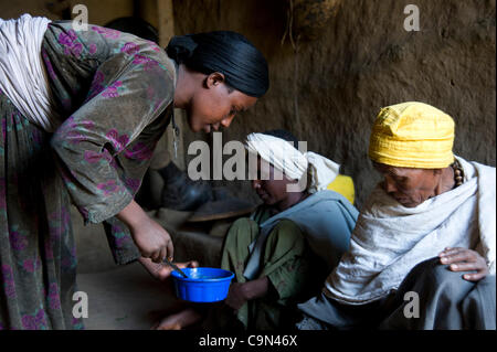 17. Januar 2012 - Farta (Woreda, South Gondar (Zone, Äthiopien - 17. Januar 2012, Buro Kantuna, Äthiopien - A TESFA Pilotprojekt Teilnehmer (links) bereitet Tee mit ihrer Schwiegermutter bei einem Besuch in ihrem Haus von Mitarbeitern des ICRW und Pflege Ethiopia.This junge Frau beteiligte sich in der Pilotphase die VES Stockfoto