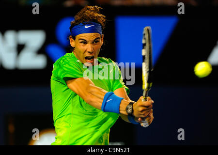 29.01.2012 Australian Open Tennis-Herren-Finale von Melbourne Park. Rafael Nadal (ESP) kehrt ein Schuss in seinem Match am vierzehnten Tag des Australian Open Tennis Championships in Melbourne, Australien. Stockfoto