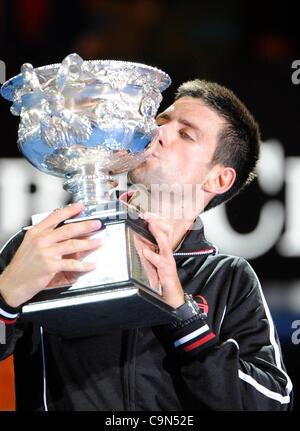 29.01.2012 Melbourne, Australien. Djokovic küsst die Trophäe nach Erhalt es am 14. Tag des Herren Endspiel. Novak Djokvic (SRB) V Rafael Nadal (ESP). Rod Laver Arena bei den Australian Open spielte Djokovic besiegt Nadal 5-7, 6-4, 6-2, 6-7, 7-5. Stockfoto