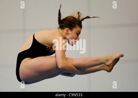 29.01.12 Southend on Sea, England. Hannah Starling (b.1995) der Stadt von Leeds Diving Club in Aktion während der Frauen 3m Sprungbrett Vorrunde am Tag 3 der British Gas National Cup Tauchen Wettbewerb 2012 bei Southend schwimmen und Diving Centre. Stockfoto