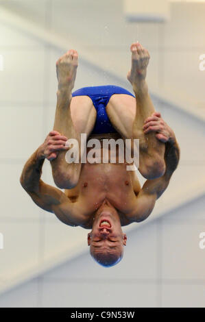 29.01.12 Southend on Sea, England. Peter Waterfield Praktiken auf dem 1m-Sprungbrett am Tag 3 der British Gas National Cup Tauchen Wettbewerb 2012 bei Southend schwimmen und Diving Centre. Stockfoto