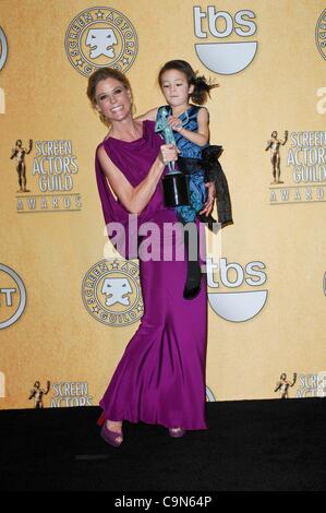 Julie Bowen, Aubrey Anderson-Emmons im Presseraum für 18. jährliche Screen Actors Guild SAG Awards - PRESS ROOM, Shrine Auditorium, Los Angeles, CA 29. Januar 2012. Foto von: Elizabeth Goodenough/Everett Collection Stockfoto