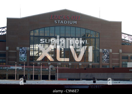 Lucas Oil Stadium trägt das Logo der Super Bowl XLVI wie das Spiel zwischen den New England Patriots und die New York Giants ist gleich um die Ecke. Foto: Aaron Suozzi Stockfoto