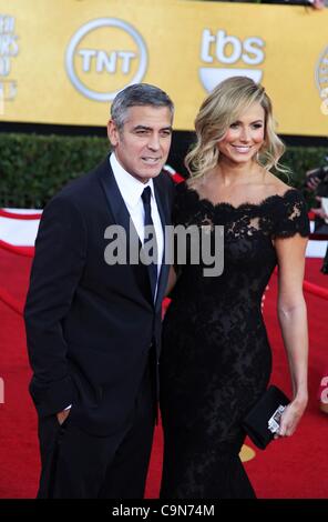 George Clooney, Stacy Keibler im Ankunftsbereich für 18. jährliche Screen Actors Guild SAG Awards - Ankünfte, Shrine Auditorium, Los Angeles, CA 29. Januar 2012. Foto von: Jef Hernandez/Everett Collection Stockfoto